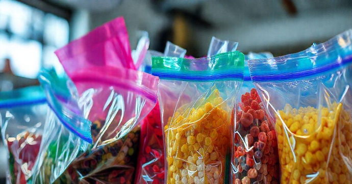 Sacos Plásticos com Fecho Adesivo: Práticos e Eficientes